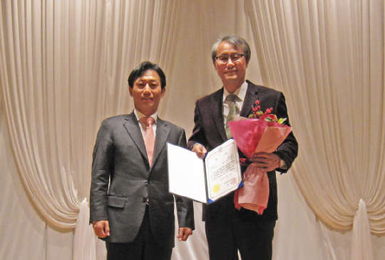 김태섭 바른전자 회장(오른쪽)이 11일 상암동 중소기업DMC타워에서 열린 '2014 행복한 중기경영대상'에서 산업통상자원부 장관상을 수상한 뒤 기념촬영을 하고 있다.  바른전자 제공